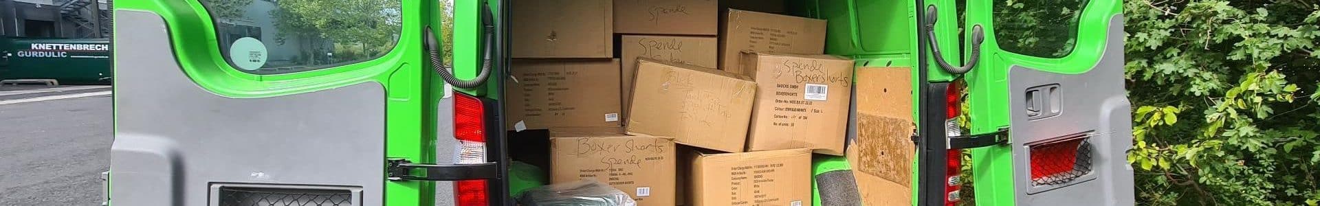 Transporter mit Hilfsgütern